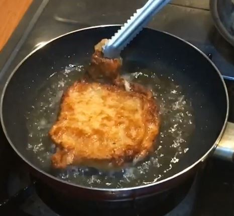 可翻面繼續同樣步驟，起鍋後可使用紙巾將多餘的油分吸除