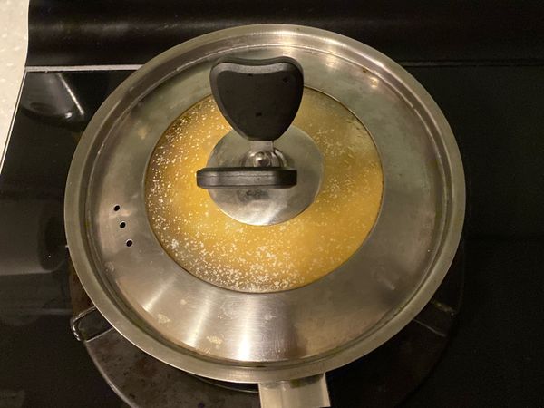 平底鍋熱鍋後轉小火，馬上加蓋，約3分鐘，同時將一片吐司用烤麵包機烤過。