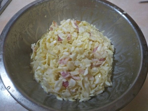 1.先將高麗菜、部分培根切碎放入碗中。

2.打入2顆雞蛋和少許的鹽做調味。

3.再加入低筋麵粉，最後均勻混合。