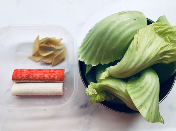 芥菜心ㄧ葉一葉切下，削成貝殼狀備用。
薑切片或絲。