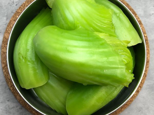 煮一鍋水，加入鹽燙煮芥菜到色澤透明，輕壓微軟時取出備用。