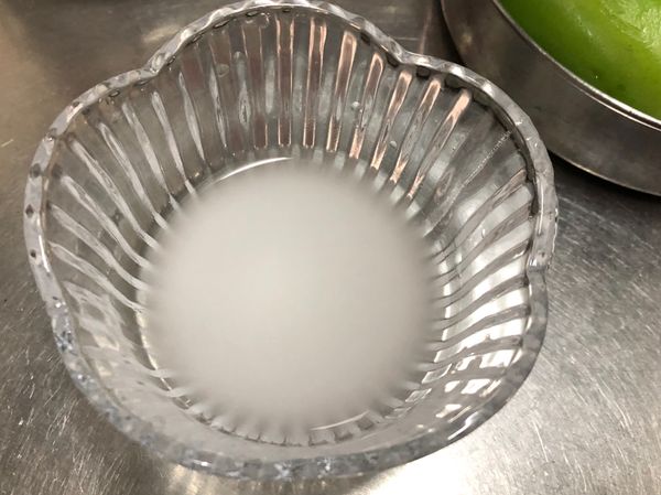 2小匙太白粉加6小匙（2大匙）水拌勻成太白粉水備用。太白粉水很容易沈澱，使用前須再次攪拌。