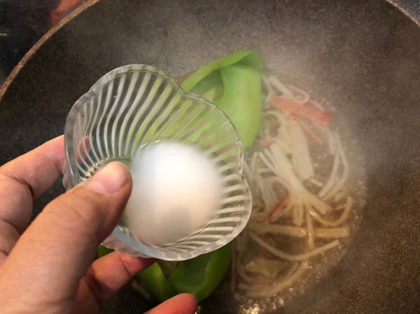 鍋中下一杯水，加入薑片及蟹味棒絲煮滾。
加入燙好的芥菜拌煮一下。
加入醬油或魚露調味，確認味道適中後加入太白粉水勾芡。

熄火。