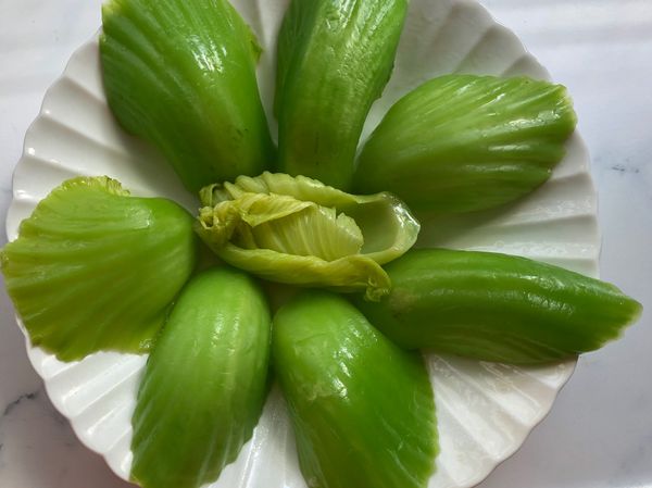 先把芥菜心排盤。