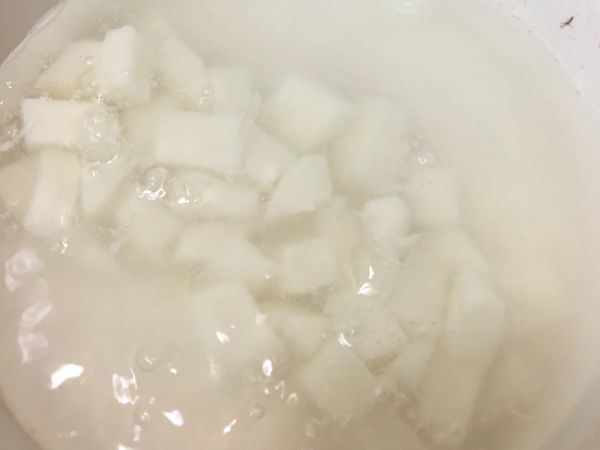 山藥去皮切塊放進滾水裡煮熟煮軟⋯
可加2大匙冰糖調味。