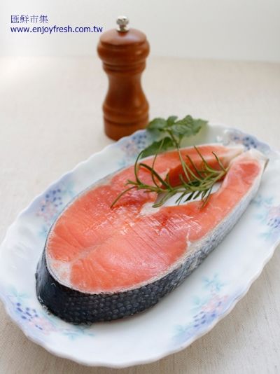 將解凍後的鮭魚片抹上一層薄鹽