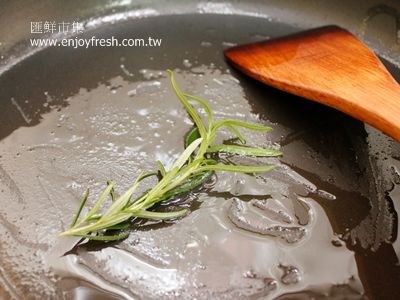 起鍋，放少許油，放入迷迭香煎至香氣出味，先把迷迭香撈起