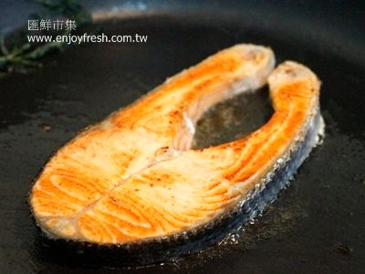 再放入鮭魚煎至二面金黃