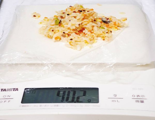 等飯放至微溫就可以撕一片保鮮膜放電子秤上，秤每餐食用量。