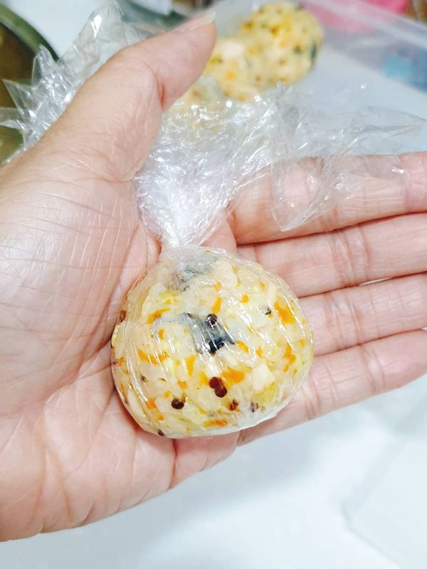 用保鮮膜捏實成球狀。