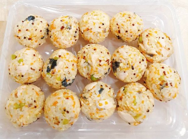 放保鮮盒密封冷凍保存，每天要吃之前再微波解凍即可。