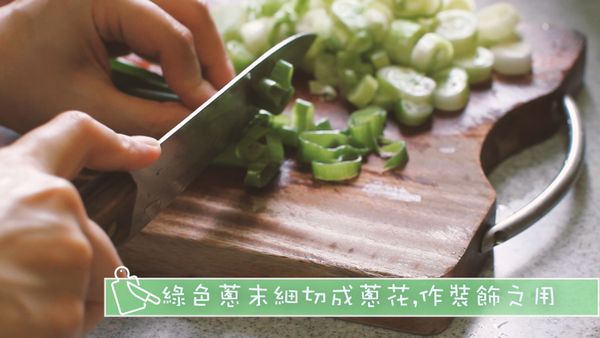 大蔥蔥白部分切粒，蔥末切成末