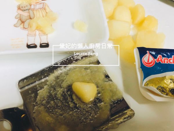 無鹽奶油退冰+ 蒜頭磨成泥+ 胡椒鹽混合均勻