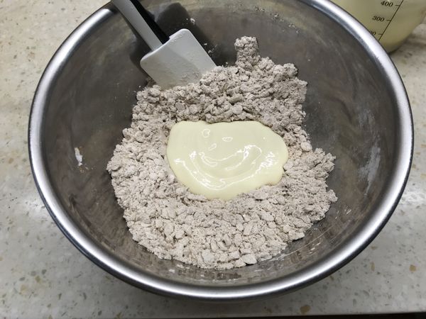 粉類（步驟3）中加挖一個洞，倒入混合好的濕料(步驟5)，用切、拌的方式混合。