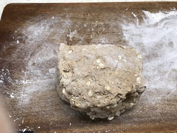 麵團稍加整形後對折、轉90度再對折，做三次。
（平台和手都要抹上麵粉（份量外）避免沾黏方便操作）