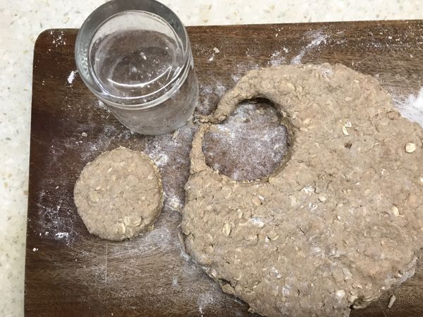 麵團桿成2～3公分厚，用模具或杯子切出圓型。
📌這個份量的麵團我大概做了七個直徑7cm圓形，你想用刀子切成方形或三角形也可以