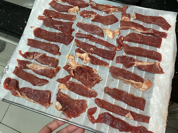 將牛肉條放在烤網上，每一條留有空間，不要疊在一起，可用2-3個烤網同時放入焗爐烤