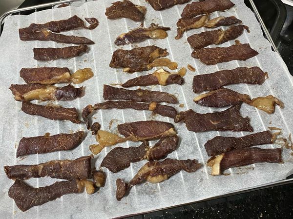 放入焗爐以低溫烘最少5小時以上，如有風扇功能請一同開啟能加速烘乾時間，我的焗爐調了70度，烘了五小時，可中途取出，用手指測試夠不夠乾身，如按下是軟的，就要繼續烘，不要以高溫把牛肉烤熟，只要一點點溫度模擬太陽曬的狀態