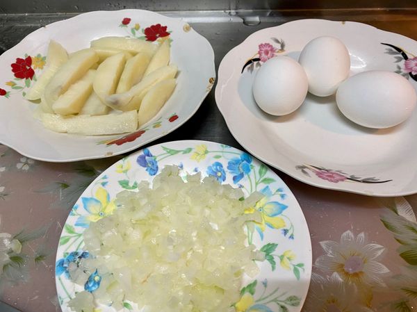 1. 將馬鈴薯削皮切成丁或條狀，與蛋一起拿去電鍋蒸熟（一杯水）
2. 洋蔥切成末