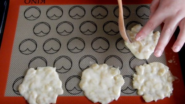 舀一湯匙麵糊放在烤盤上攤開 盡量讓杏仁片不要重疊