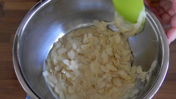 將蛋白加入糖拌勻
加入麵粉和奶油混合
最後加入杏仁片用刮刀拌勻
冷藏至麵糊呈現濃稠狀(約30-60分鐘)