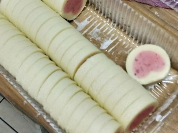 先把玫瑰曲奇餅麵團從冰箱取出