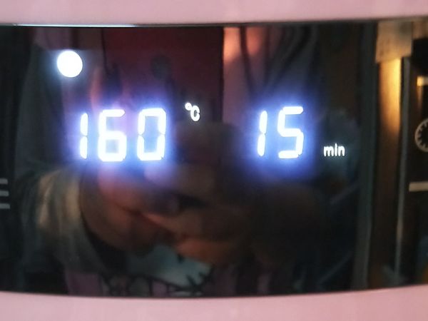 將氣炸鍋溫度設為160度
時間15分鐘
5分鐘翻面一次
時間到後
再以160度10分烘烤一次
成品就出爐啦