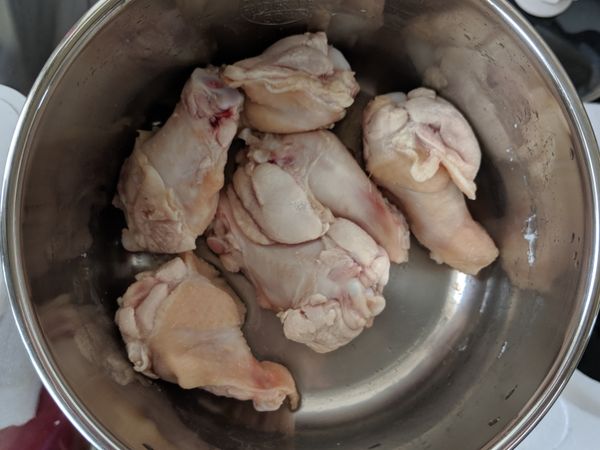 蛋煮熟後取出 接著川燙雞小腿2分鐘