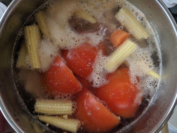 番茄 玉米筍 紅蘿蔔 切好後放入 並加入適量的水