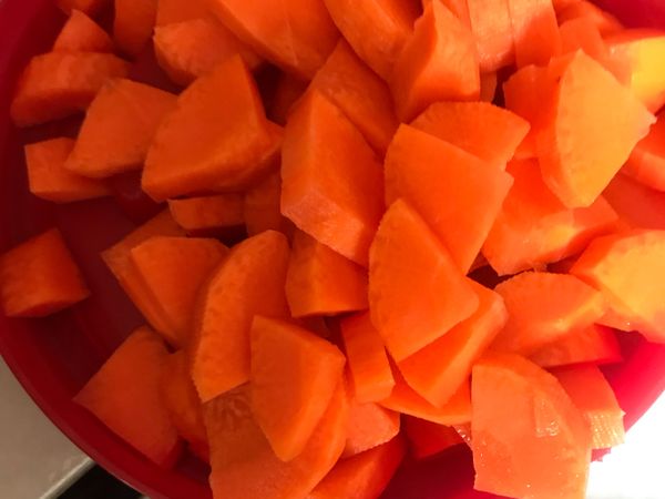 紅蘿蔔一條切小塊，這樣才容易煮熟