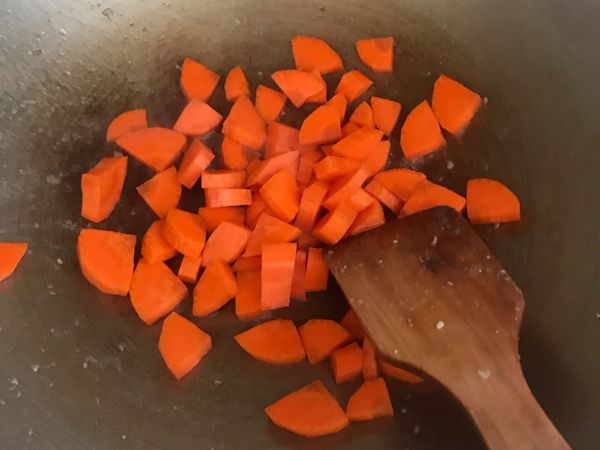 先倒少許沙拉油炒蒜泥爆香，然後再放紅蘿蔔炒1分鐘