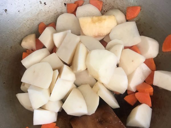 加入馬鈴薯和紅蘿蔔一起炒（1分鐘），然後打起備用。