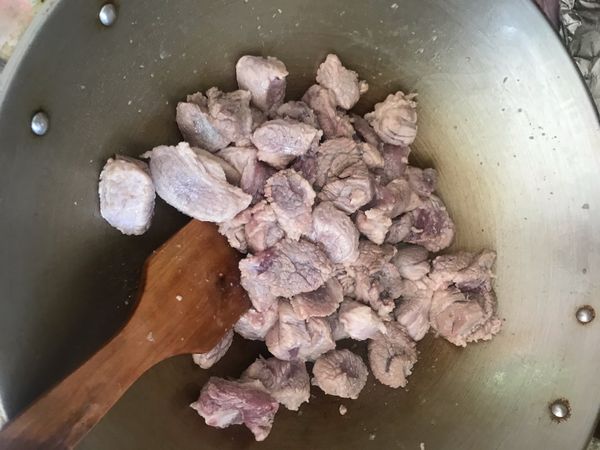 梅花肉切塊，放少許油炒，表面稍微有點熟打起，備用。