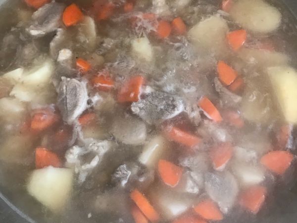 把表面的油沫撈起，小火慢煮（25分），水若不夠的話可以再加點水。