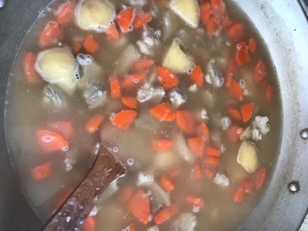 放咖哩塊前先把火關掉，放入後開小火，要慢慢搗拌繞圓圈的方式，主要讓咖哩塊溶化。