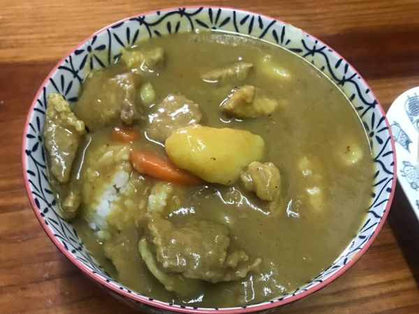 完成的美味咖哩豬肉飯，隔夜的咖哩會更好吃喔，一鍋有十人份量。