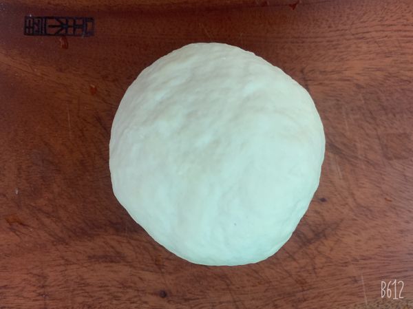 中筋麵粉和鹽、豬油加在一起，攪拌後分次加入熱水，揉成團，表面光滑即可