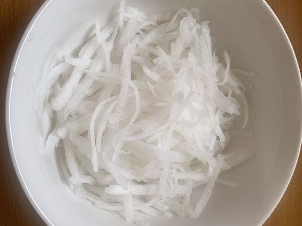 蘿蔔刨絲，加鹽，出水後擠乾