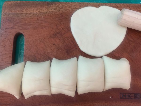 麵團切割，桿成圓形