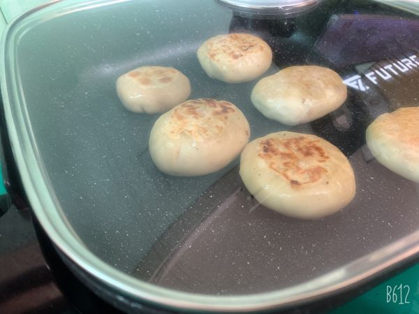 熱油，放入鍋中（中火煎）煎至兩面都上色即可