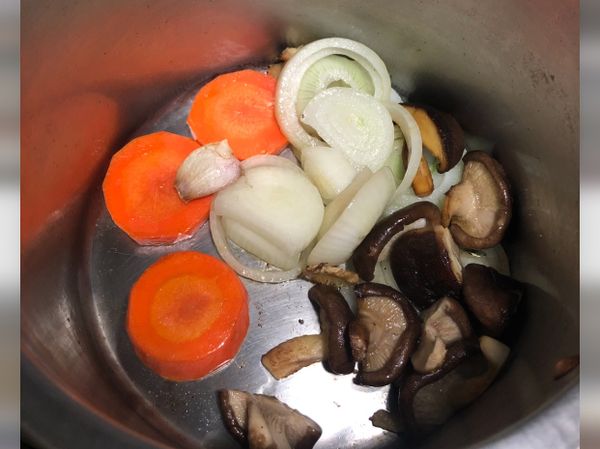 炒出香氣後，放入紅蘿蔔一起拌炒。