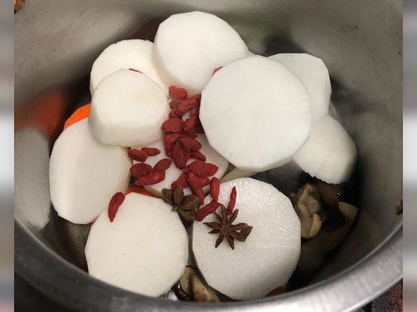 將紅蘿蔔、八角及枸杞都放入鍋中。