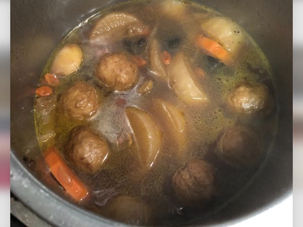 以小火慢燉1-2小時，直至菜頭軟且入味，亦可視個人喜好加入貢丸之類的配料。