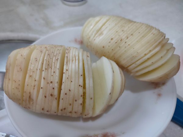 將馬鈴薯切片片，放入氣炸鍋，160度15分烘乾，看一下烘乾熟，再170度15分，再換180度15分，再放上起司片和焗烤絲，180度5分，完成！