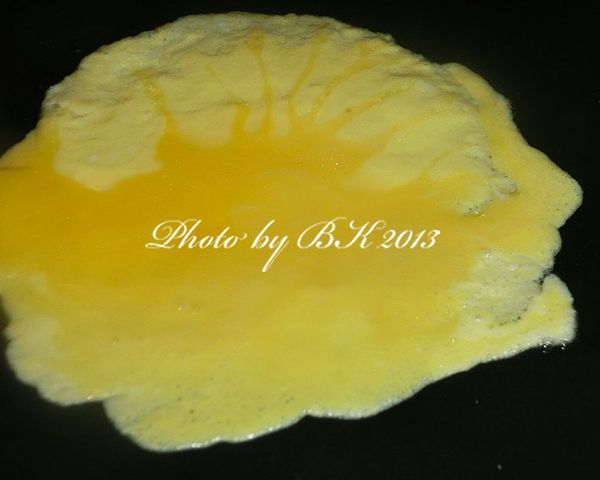 鍋中抹上少許油，將蛋液分次入鍋略煎熟即鏟起成片狀備用。