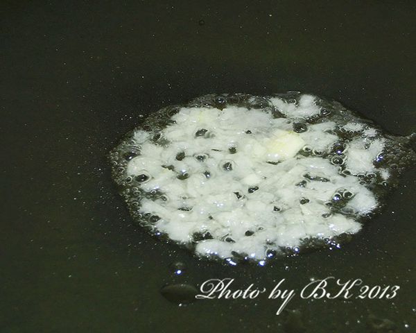 鍋中再倒入少許油，以小火爆香蒜末。