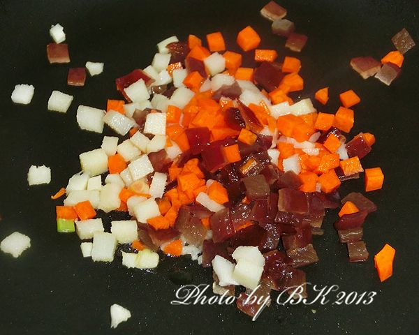 加入筍丁、胡蘿蔔丁、木耳丁炒香。