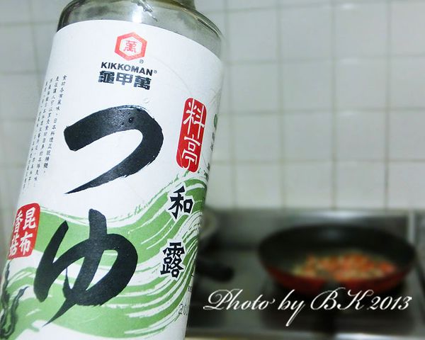 加入[調味料]、步驟4蛋片及蔥末略燒勻即可。