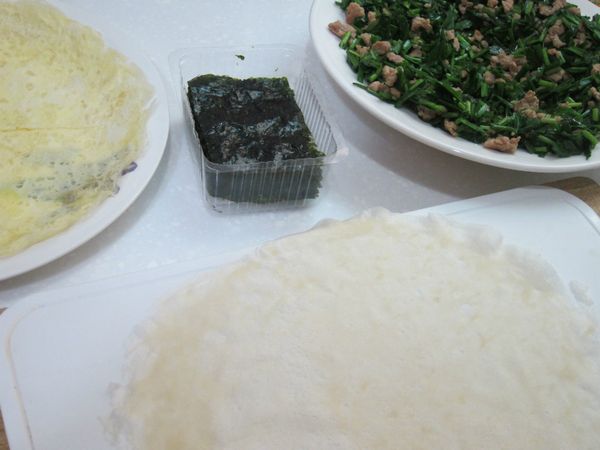 準備好所有內餡，就可以開始包成捲囉！