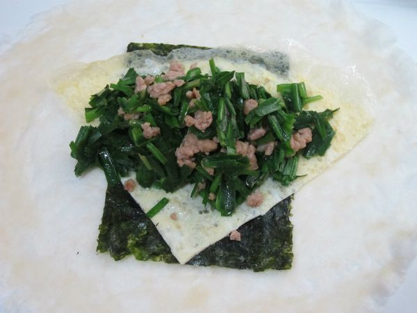 一步一步來~ 潤餅皮+海苔片+蛋片+肉末韭菜，依序放上去。